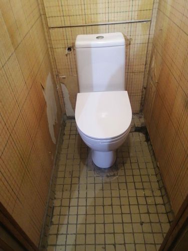 Установлен новый напольный унитаз, подключены коммуникации, проверена герметичность соединений, устранены протечки, обновлено крепление, обеспечена устойчивость конструкции.