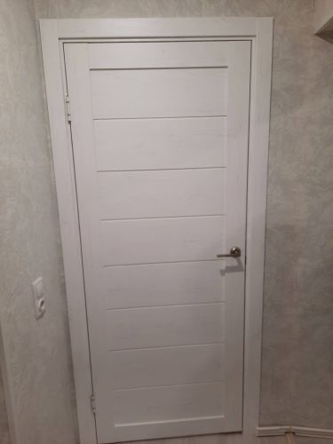 Установлена новая деревянная створка, закреплены петли, врезана ручка, отрегулирована фурнитура, выровнена коробка, зафиксирован наличник, обеспечена плавная работа конструкции.