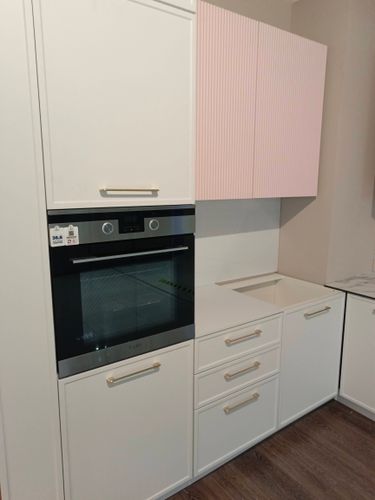 Установлены шкафы, смонтирована столешница, закреплены ручки, вмонтирована бытовая техника, выровнены фасады, подведены коммуникации, обеспечена функциональность и эстетика интерьера.