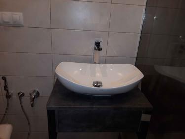 Установлен новый шаровой вентиль, заменивший старый. Проверена герметичность соединений, устранены протечки. Обеспечено надежное функционирование системы водоснабжения.