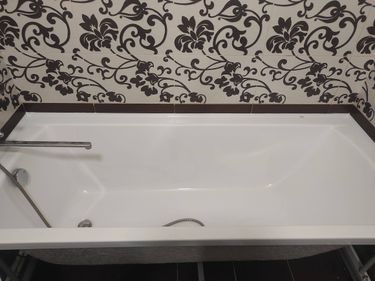 Установлена новая ванна, подключены водопроводные трубы, закреплены слив и перелив, герметично заделаны стыки, проверена устойчивость конструкции, выполнена облицовка стен плиткой.