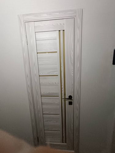 Установлен замок в деревянную дверь, выполнено точное сверление, закреплены ручки, проверена функциональность механизма, обеспечена плавная работа.