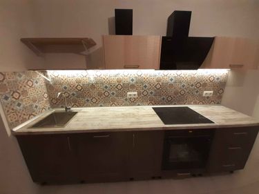 На кухне установлена новая столешница из ДСП. Выполнен монтаж мойки и варочной панели, подключены все необходимые коммуникации. Обеспечена аккуратная подгонка и фиксация.