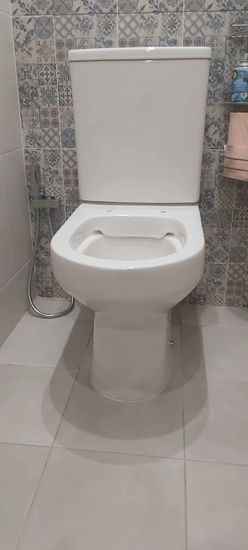 Установлено сантехническое оборудование, подключено к водопроводу, закреплено на полу, проверена герметичность соединений, обеспечена функциональность, завершены отделочные работы.