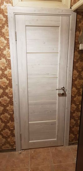 Установлены дополнительные элементы на дверной проем. Проведена точная подгонка, закрепление и отделка. Обеспечена гармония с интерьером, улучшена изоляция и внешний вид конструкции.