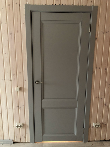 Установлены дополнительные элементы на дверной проем, обеспечивая завершенный вид и плавный переход между стеной и полотном. Работа выполнена аккуратно, с учетом всех деталей.