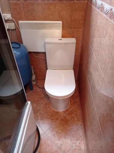 Установлено новое сантехническое оборудование, подключено к водопроводу, закреплено на полу, проверена герметичность соединений, произведена уборка рабочего места.