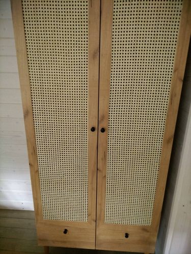 Изготовлена мебель с дверцами и ящиками. Установлены направляющие, закреплены ручки, выполнена сборка каркаса. Проверена функциональность всех элементов, обеспечена устойчивость.