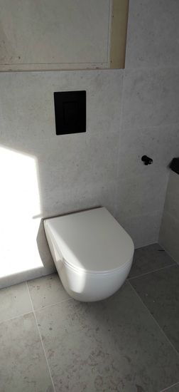 Установлено сантехническое оборудование на плиточное покрытие, подключено к водопроводу и канализации, проверена герметичность соединений, выполнена фиксация к полу.