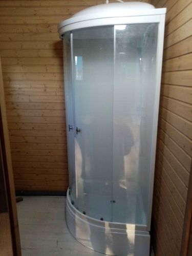 Установлена современная душевая конструкция с функцией гидромассажа. Подключены все коммуникации, герметично закреплены панели, проверена работа системы, обеспечена надежная эксплуатация.