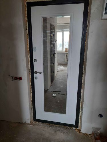 Установлена металлическая дверь с зеркалом, выполнено крепление в проем, зазоры заполнены монтажной пеной, проверена работа замков и петель, обеспечена надежная фиксация конструкции.