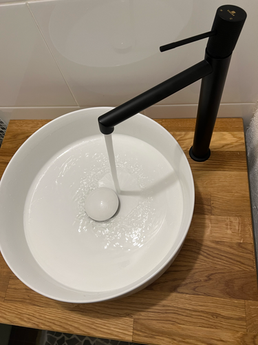 Установлен новый кран на деревянную столешницу, подключены трубы, проверена герметичность, обеспечена подача воды, проведена настройка, выполнена чистовая отделка.