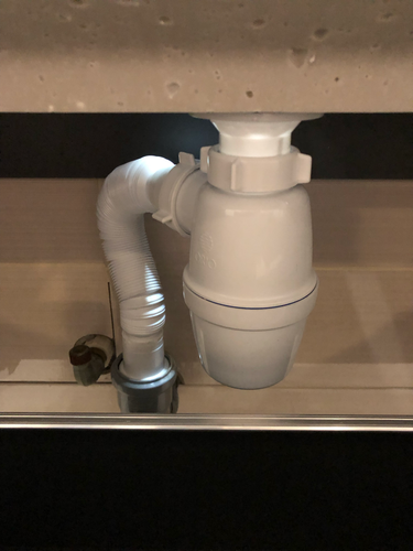 Установка раковины с тумбой