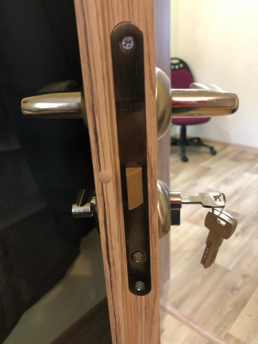 Установлен новый механизм в деревянное полотно, проделаны отверстия, закреплены ручки и накладки, вставлен ключ, проверена работоспособность. Завершено аккуратно и точно.