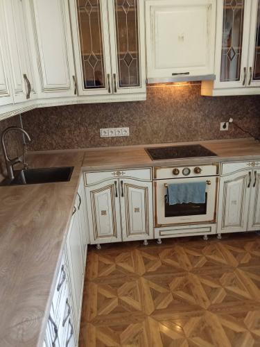 Установка и подключение крана и фильтра для питьевой воды Демонтаж столешницы из ДСП без сохранения Демонтаж варочной панели с сохранением