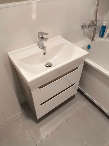 Удаление сантехники завершено: отсоединены трубы, убрана старая мойка, очищено пространство, подготовлено для установки новой системы.