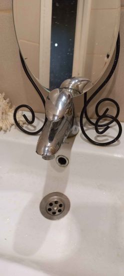 Заменен старый кран на новый, обеспечив герметичность соединений, проверена работоспособность, устранены протечки, восстановлен нормальный поток воды, улучшена функциональность системы.