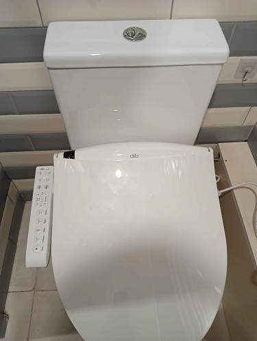 Установлено современное устройство с электронным управлением, подключено к водопроводу и электросети, проверена функциональность, обеспечена герметичность соединений, выполнена настройка панели управления.