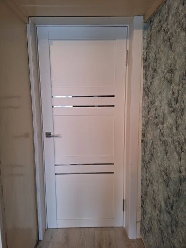 Установлена новая деревянная створка, закреплены петли, врезана ручка, отрегулировано полотно, добавлены наличники, проверена плавность открывания, завершен монтаж.