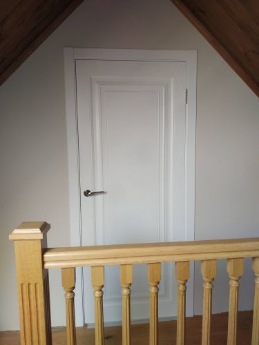 Установлена новая створка, закреплена рама, врезаны петли, прикреплена ручка. Плотно подогнаны элементы, обеспечена плавность открывания. Завершена отделка откосов.