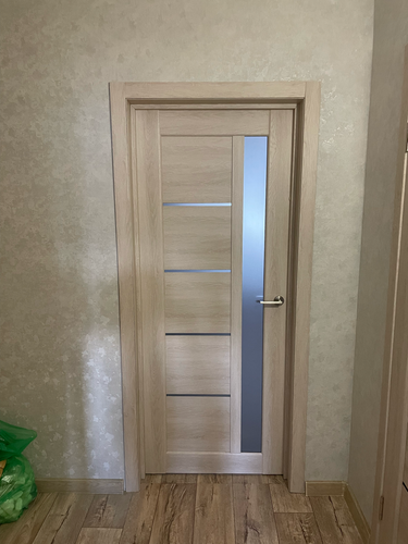 Установлена новая деревянная дверь с одной створкой, закреплена в проеме, отрегулирована фурнитура, проверена плавность открывания и закрывания, обеспечена надежная фиксация в стене.