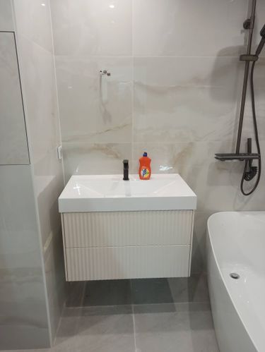 Установлена сантехническая система: закреплены рама, бачок, подведены коммуникации, смонтированы кнопка смыва и унитаз. Завершена облицовка плиткой, обеспечена герметичность соединений.