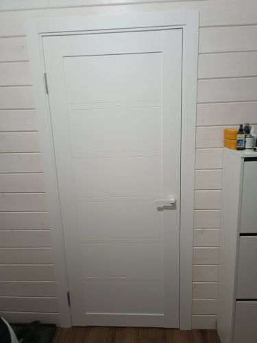 Установлена новая деревянная дверь: закреплены петли, врезан замок, отрегулирована фурнитура, проверена плавность открывания и закрывания, произведена отделка наличниками.