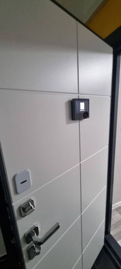 Установка дверного глазка