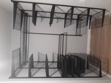 Установлена система освещения: закреплены направляющие, подключены светильники, проверена работа. Обеспечено равномерное распределение света по всей площади помещения.