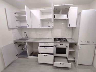 Установлены шкафы, закреплены фасады, смонтирована столешница, подключена мойка, встроена плита, установлена вытяжка, подключены коммуникации, проверена функциональность всех элементов.