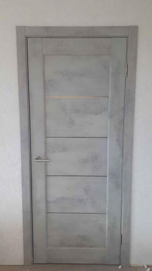 Установлены дополнительные элементы на внутреннюю дверь, обеспечивающие завершённый вид и функциональность. Все детали аккуратно подогнаны и закреплены, создавая гармоничный интерьер.