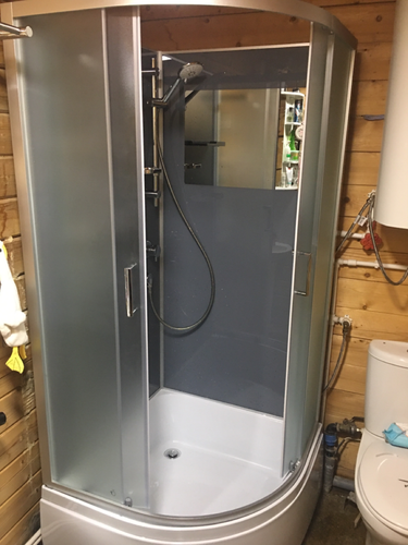 Установлена душевая конструкция с низким основанием. Подключены водопроводные коммуникации, закреплены двери, смонтированы стенки, проверена герметичность. Все детали надежно зафиксированы.
