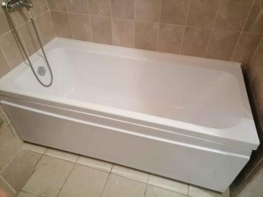 Установлена новая угловая ванна, подключены коммуникации, герметизированы швы, проверена герметичность, произведена облицовка плиткой, подключен смеситель, завершена отделка.