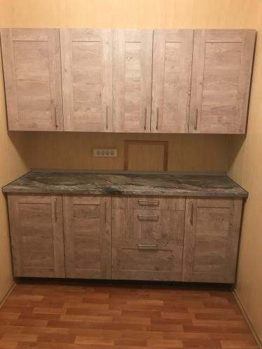 Установлены шкафы, закреплены фасады, смонтирована столешница, выполнена подгонка элементов, произведена регулировка дверей, установлены ручки, завершена сборка гарнитура.