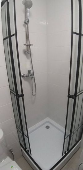 Установлена душевая кабина: смонтированы стеклянные панели, закреплены профили, подключен смеситель, установлен поддон, герметизированы швы для предотвращения протечек.