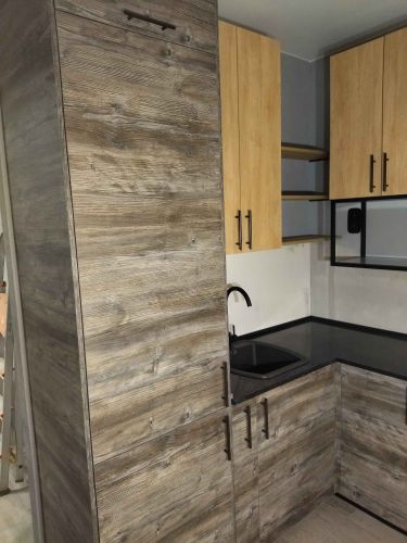 Установлена гладкая поверхность из композита, выполнены точные замеры, произведен монтаж мойки, обеспечена надежная фиксация, стыки аккуратно обработаны, завершена установка фартука.