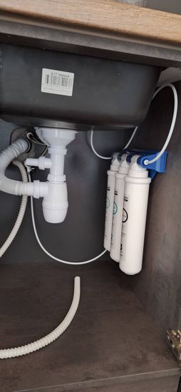 Установка проточного фильтра под мойку
