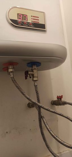 Установлено оборудование, подключены трубы к водопроводу, выполнено крепление на стену, проведено тестирование системы, настроена температура, проверена герметичность соединений.