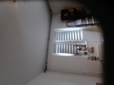 Навеска карниза завершена: конструкция надежно закреплена на потолке, обеспечивая функциональность и эстетичность. Установлены крепления, выровнены элементы, проверена устойчивость.