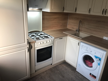 На кухне выполнено перемещение электрической точки. Установлены новые провода, розетка закреплена на стене возле мойки, обеспечивая удобный доступ для бытовых приборов.