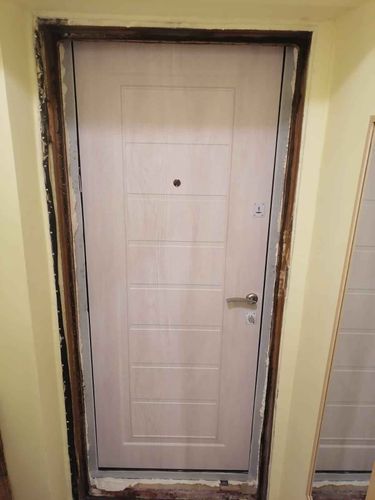Установлена новая пластиковая дверь, выполнено выравнивание проема, закреплена рама, навешено полотно, установлены ручки и замок, обработаны швы герметиком для изоляции.