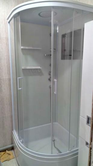 Собрана и закреплена конструкция, подключены водопровод и слив, установлены двери, герметизированы стыки, проверена функциональность, добавлены полки и аксессуары.