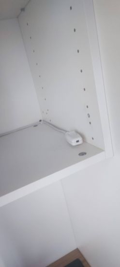 Собраны шкафы, установлены полки, закреплены фасады, подключена подсветка, смонтирована столешница, выполнена подгонка элементов, обеспечена устойчивость конструкции.