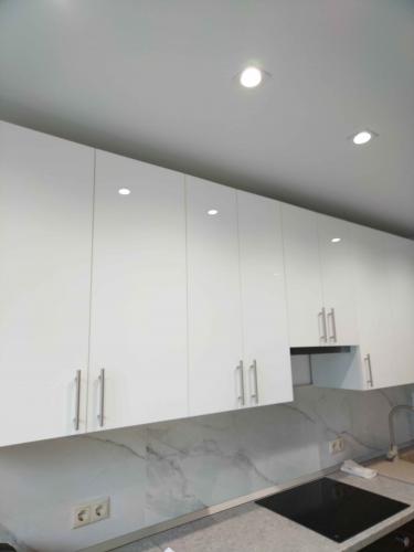 Обновлены фасады, заменены ручки, отрегулированы петли, устранены дефекты поверхности, улучшена функциональность шкафов, обеспечена прочность конструкции, восстановлен эстетический вид.