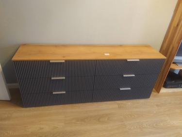 Собран новый комод: установлены ящики, закреплены ручки, выровнены фасады, проверена устойчивость, отрегулированы направляющие. Готов к использованию, стоит на полу.