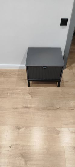 Собран компактный шкаф с дверцей, установлен на ровный пол. Все детали надежно закреплены, конструкция устойчива и готова к использованию.