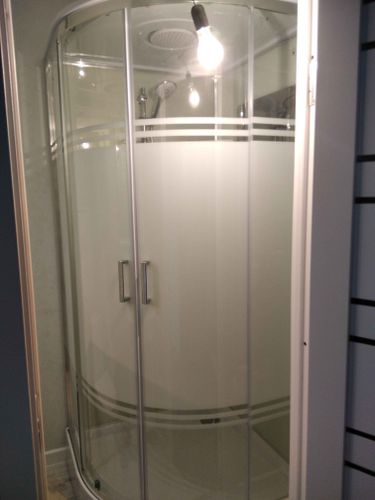 Установлена современная душевая конструкция с прозрачными дверцами, заменившая старую ванну. Проведены работы по монтажу, подключению сантехники и герметизации стыков.