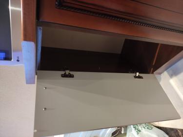 Отремонтирована дверца: заменены петли, укреплены крепления, устранены дефекты поверхности, проверена функциональность. Установлена ровно, открывается и закрывается плавно.