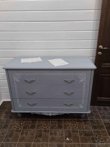 Собран новый предмет мебели: установлены ящики, закреплены ручки, выровнены поверхности, проверена устойчивость, завершена отделка, обеспечена функциональность, выполнена сборка по инструкции.