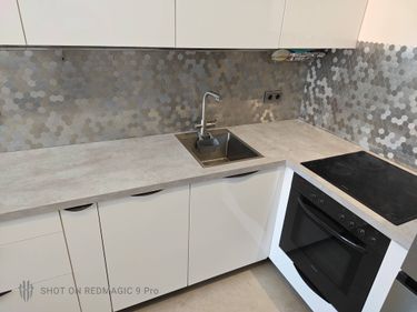 Проведена установка устройства для измельчения отходов под раковиной. Подключены все необходимые коммуникации, проверена работоспособность системы, обеспечена герметичность соединений.